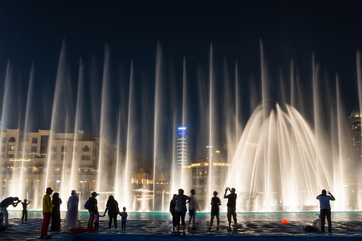 Dubai fountain boardwalk passerelle flottante