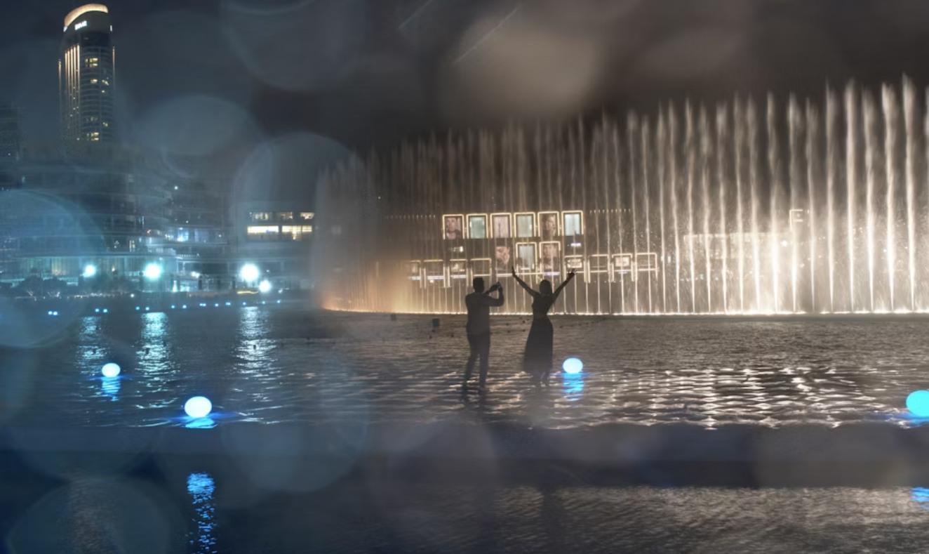 Dubai fountain boardwalk