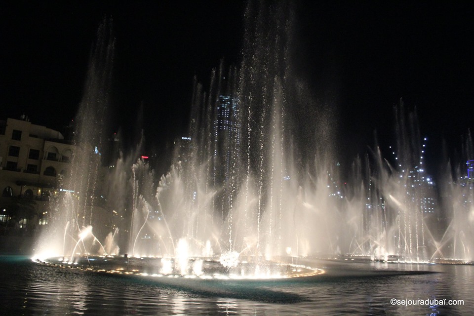 Dubaï Fountain Lake Ride : Spectacle et Croisière en Abra sur le Burj Lake