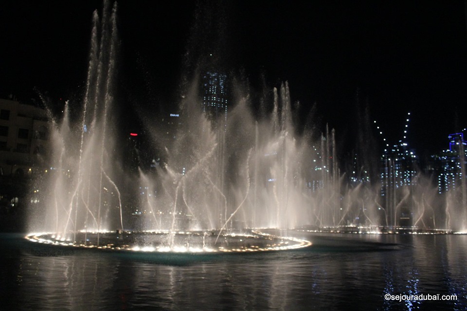 Dubaï Fountain Lake Ride : Spectacle et Croisière en Abra sur le Burj Lake