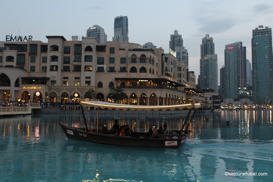 Dubaï Fountain Lake Ride : Spectacle et Croisière en Abra sur le Burj Lake