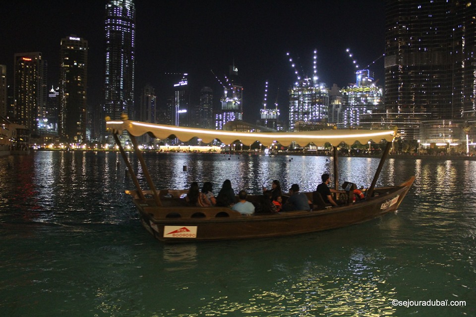 Dubaï fountain lake ride