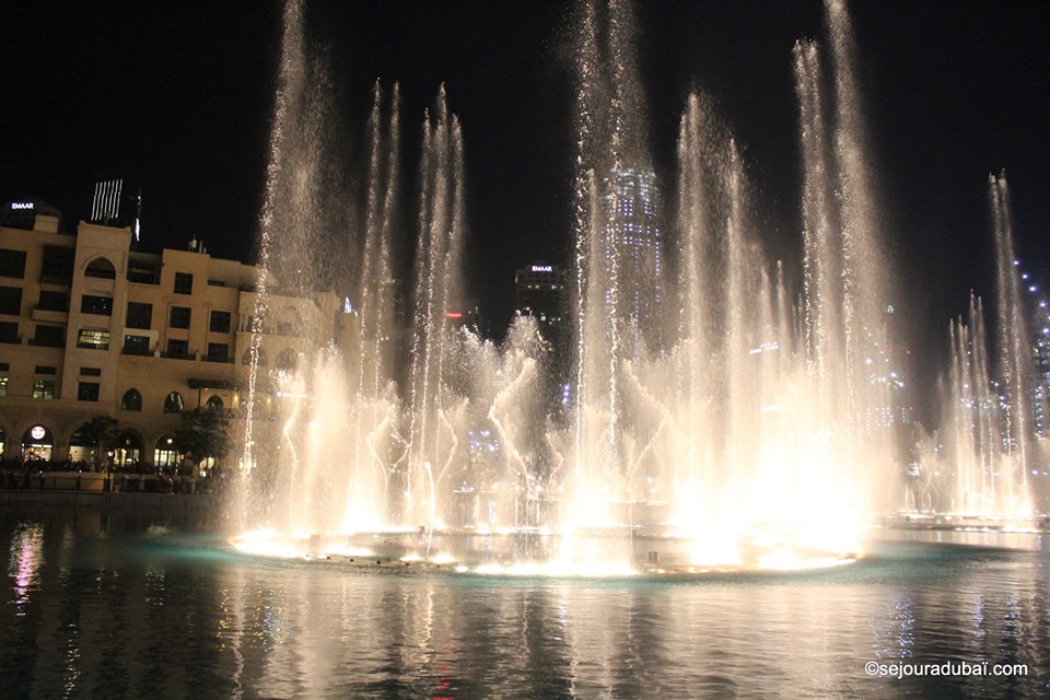 Dubai fountain show night